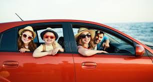 turisti che visitano Roma con auto a noleggio